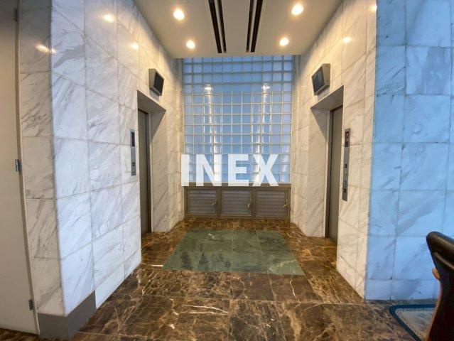 横浜市中区長者町３丁目の賃貸マンションのエントランス