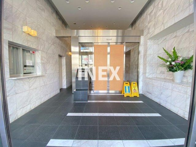 横浜市中区長者町３丁目の賃貸マンションのエントランス