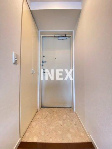 横浜市中区長者町３丁目の賃貸マンションの玄関