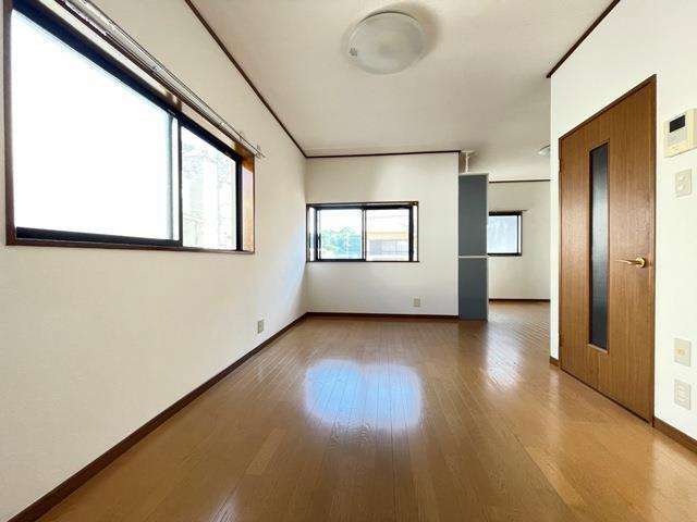 汐の宮町戸建の居間・リビング