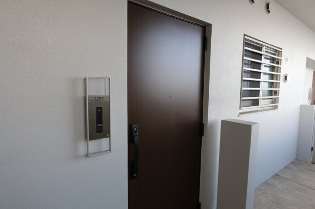 ベアーズコート北谷上勢頭ヒルズ　の玄関