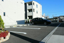 車をお持ちの方に嬉しい駐車場付きの物件です