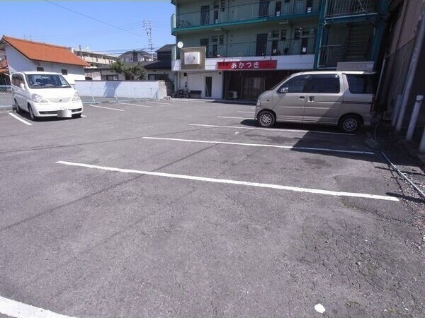 石塚マンションの駐車場