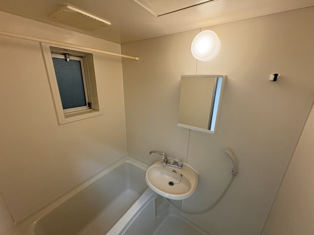 日々の疲れを癒すお風呂付です