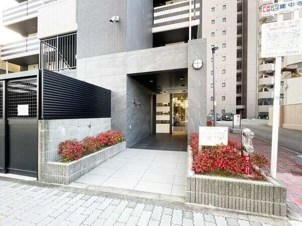 GRANDUKE代官町reversoのエントランス