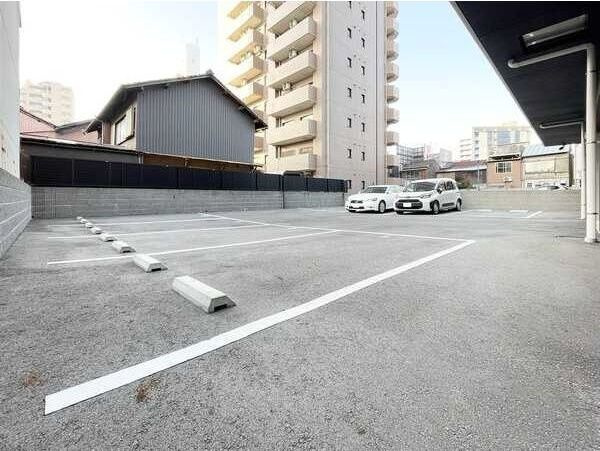 GRANDUKE代官町reversoの駐車場