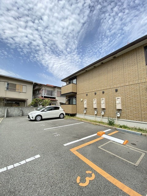 プラージュ武庫川B棟の駐車場|カースペースがあります