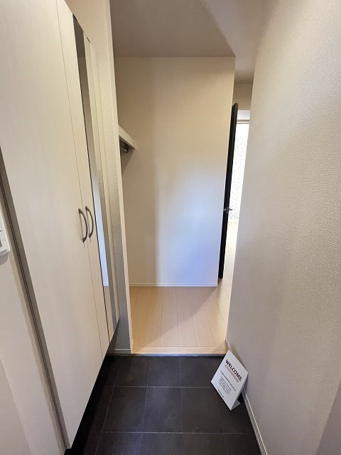 プラージュ武庫川B棟の玄関|収納もある玄関です