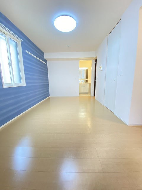 プラージュ武庫川A棟の寝室|開放的な寝室です