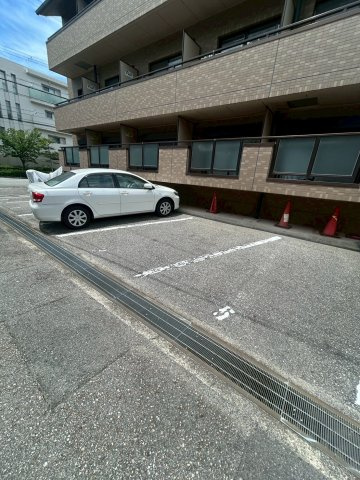 パレ北昭和の駐車場