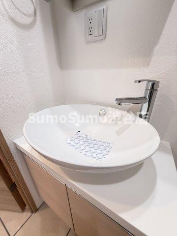 オーキッドレジデンス代々木　EASTの独立洗面台|独立洗面台、小物を置くことができて便利です