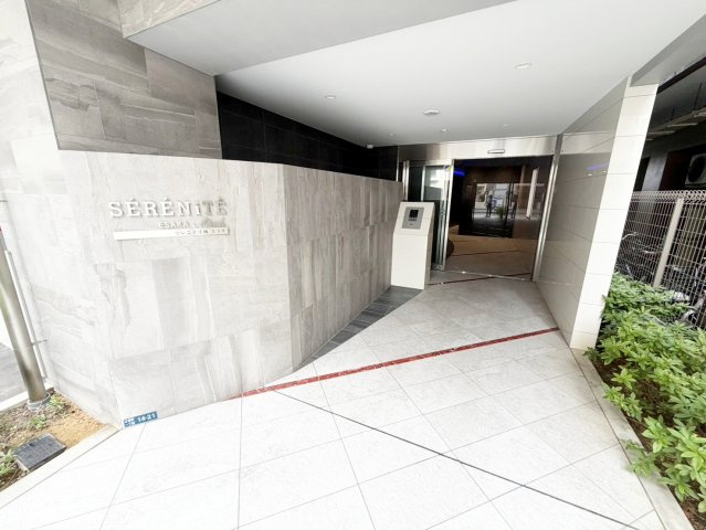 セレニテ江坂ミラクのエントランス