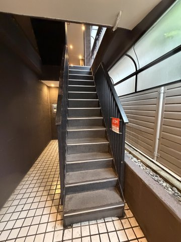 フラワーマンションのロビー|毎日通るロビーはこのようになっています