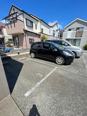 フルーレットコートの駐車場