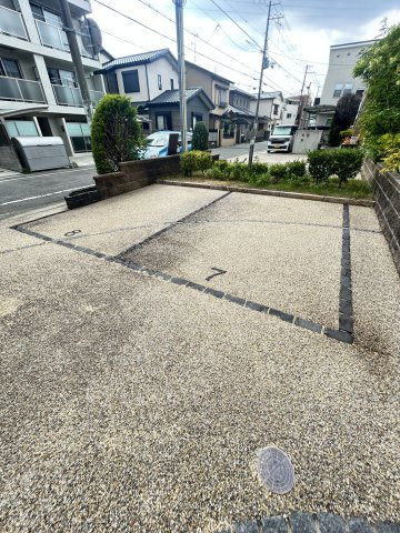 ヴィラ・デュオB棟の駐車場