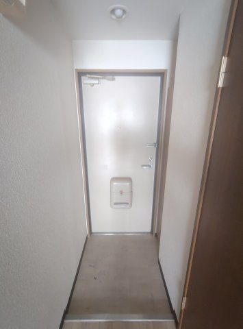 西灘駅前ハイツの玄関