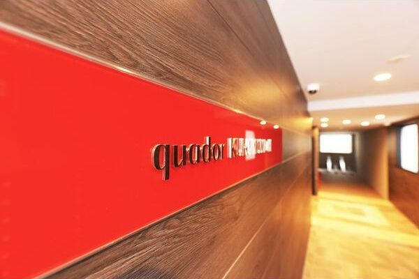 quador車道のエントランス