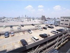 ソーラスフロント富船の駐車場