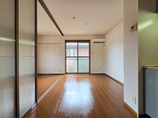 稲城市矢野口のアパートの居間・リビング