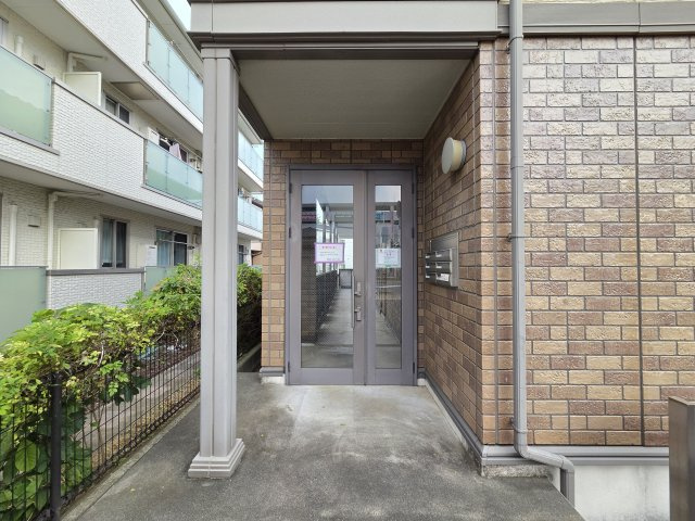 稲城市矢野口のアパートのエントランス
