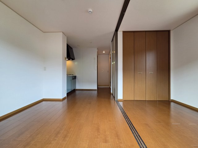 稲城市矢野口のアパートの居間・リビング