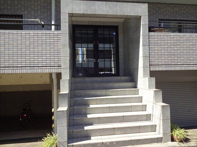 フレール岩間のエントランス