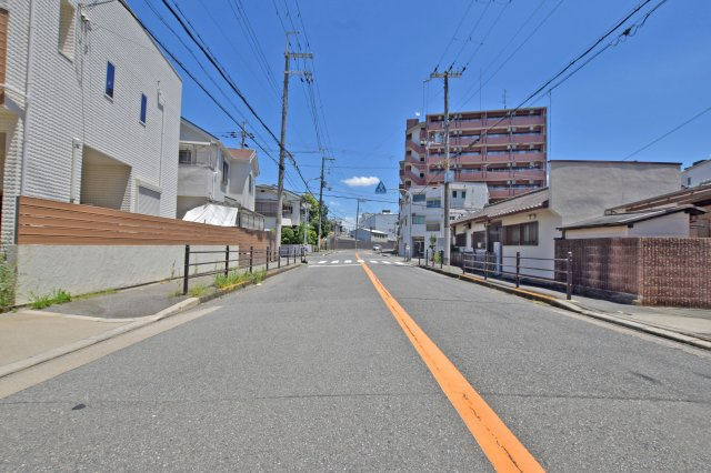 大阪市淀川区西三国４丁目中古一戸建て│5SLDK＋駐車2台可の前面道路含む現地写真|周辺にスーパー・コンビニがあり、生活施設が身近にそろった利便性の高い住環境です。