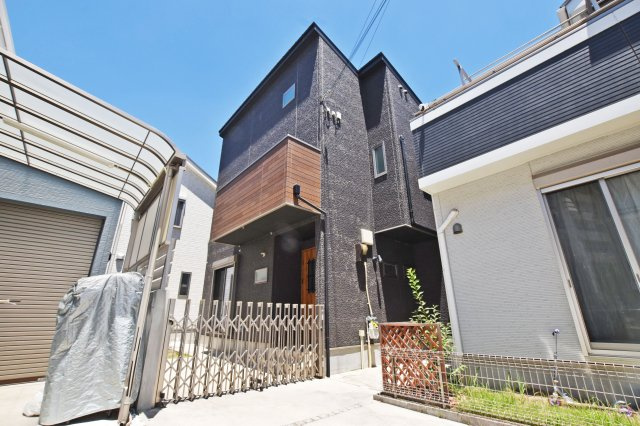 大阪市淀川区西三国４丁目中古一戸建て│5SLDK＋駐車2台可の外観|ご不明な税金・諸費用についても丁寧にサポートいたします。現地見学で、住まいのイメージやご希望をぜひお聞かせください。