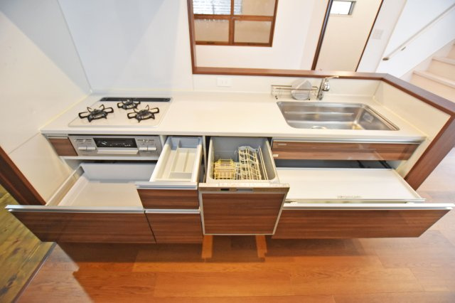 大阪市淀川区西三国４丁目中古一戸建て│5SLDK＋駐車2台可のキッチン|まとめて洗える食器洗浄機が備わっており、家事の時短に役立ちます。