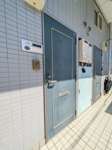 西山ハイツ のエントランス