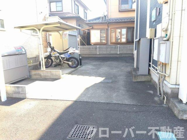 レオネクスト瀬戸の駐車場
