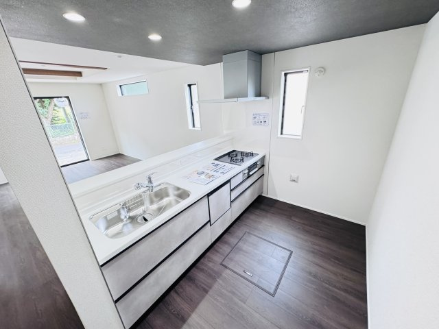 松戸市千駄堀新築戸建（千駄堀７期）のキッチン|お手入れしやすいレンジフード・シンクの水栓には浄水器がついてます！