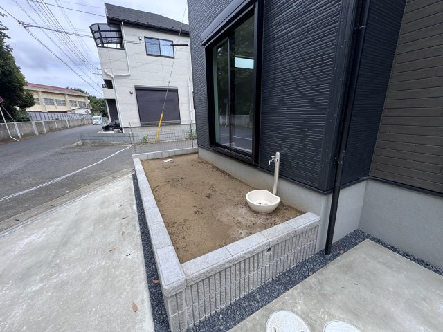 松戸市千駄堀新築戸建（千駄堀７期）の庭|リビング前庭スペース・立水栓付き