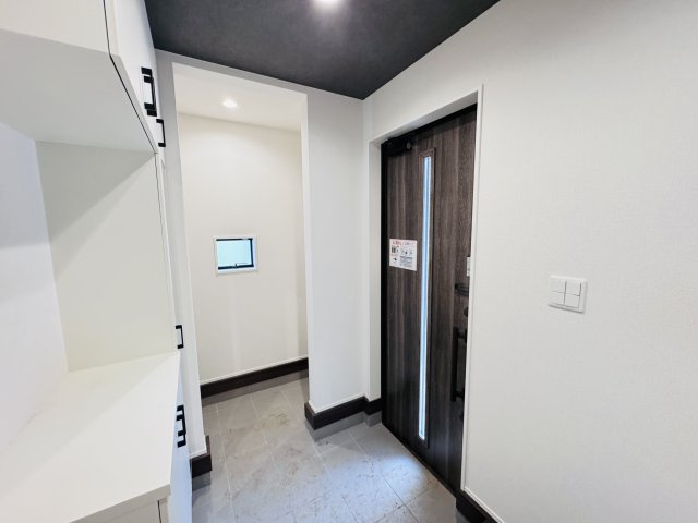 松戸市千駄堀新築戸建（千駄堀７期）の玄関|玄関ホール・ミラー付きシューズボックス・シューズインクローク