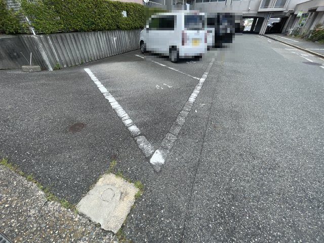 鈴蘭泉台第1ハウスの駐車場