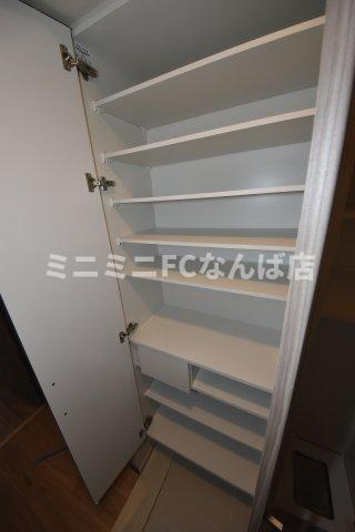 プレサンスロジェ桜川の玄関