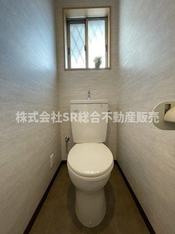 末広町中古戸建のトイレ|1Fトイレ。トイレが2か所にあり朝の身支度もスムーズに行えます！