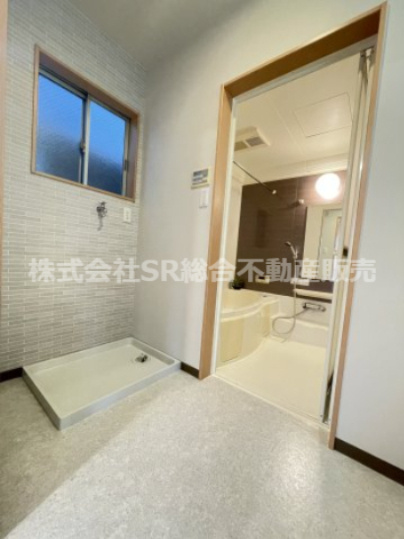 末広町中古戸建の脱衣所|室内洗濯機置場もあり清潔感のある脱衣場です！