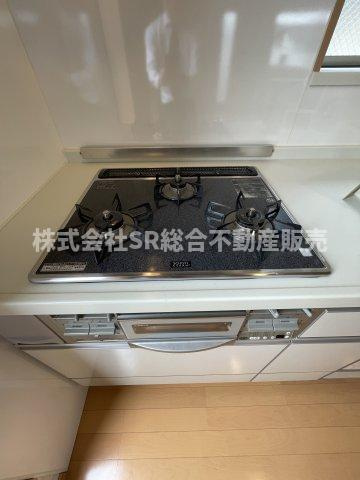 末広町中古戸建のキッチン|3口コンログリル付きのキッチンです！