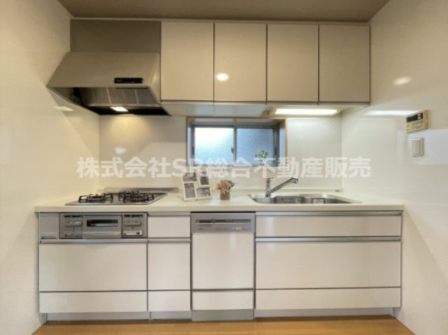 末広町中古戸建のキッチン|ホワイト基調のシステムキッチンは食洗機有♪設備が充実しており快適にお料理できます！