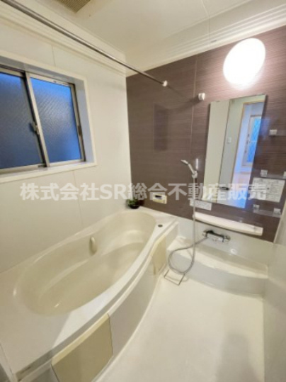 末広町中古戸建の浴室|足を伸ばしてゆったりと浸かれる浴槽です♪