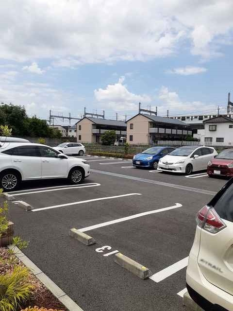 トロワボヌールの駐車場