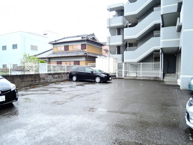 レジデンス中島の駐車場