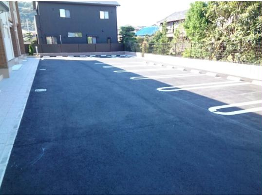 サンパレス安室の駐車場