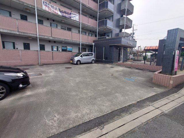 Ｋ‘Ｓマンションの駐車場