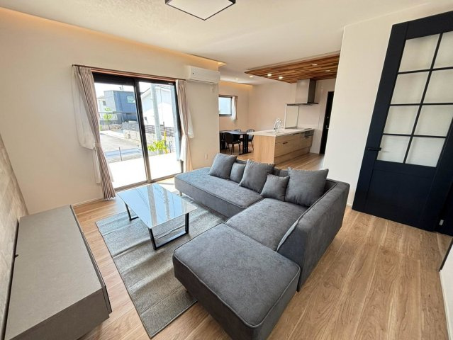 新築戸建　瑞穂市中原　全3区画分譲の居間・リビング|大きな窓がリビング全体に光と風を運びます。
