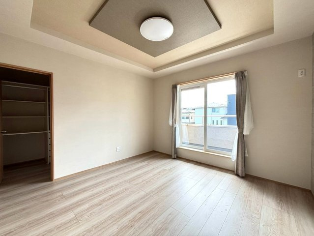 【商談中】新築戸建　瑞穂市中原　全3区画分譲の寝室|奥行のあるウォークインクローゼットは収納方法自由自在。家族の成長に合わせた収納が可能です。