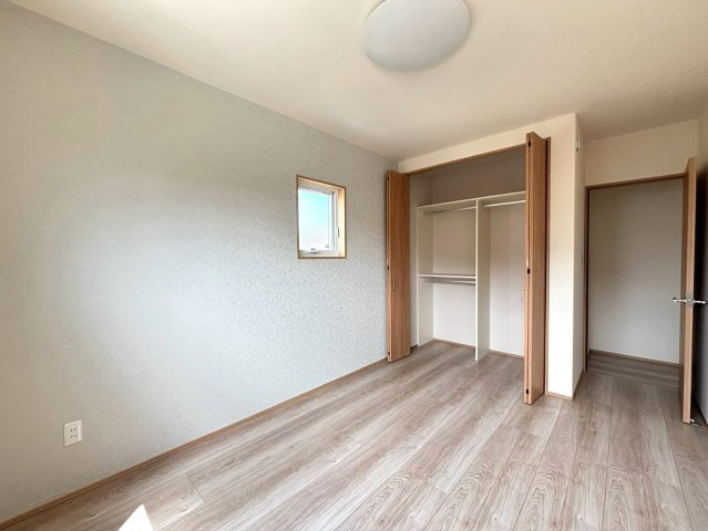 【商談中】新築戸建　瑞穂市中原　全3区画分譲の洋室|奥行のあるウォークインクローゼットは収納方法自由自在。家族の成長に合わせた収納が可能です。