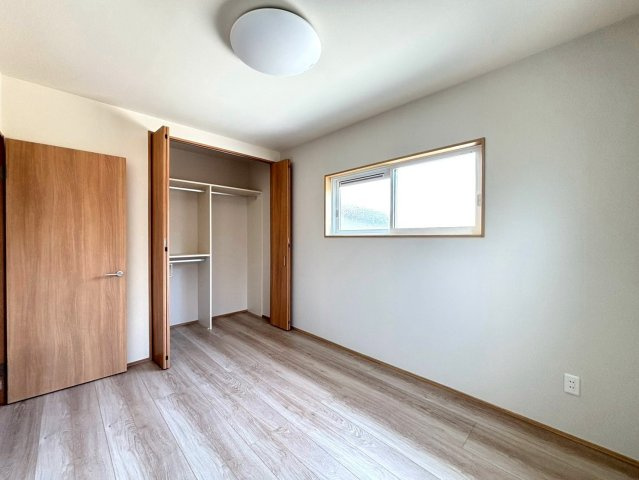 【商談中】新築戸建　瑞穂市中原　全3区画分譲の洋室|全居室にたっぷり収納できる大型収納を設置。窓ガラスは断熱性能や結露防止効果の高いペアガラスです。