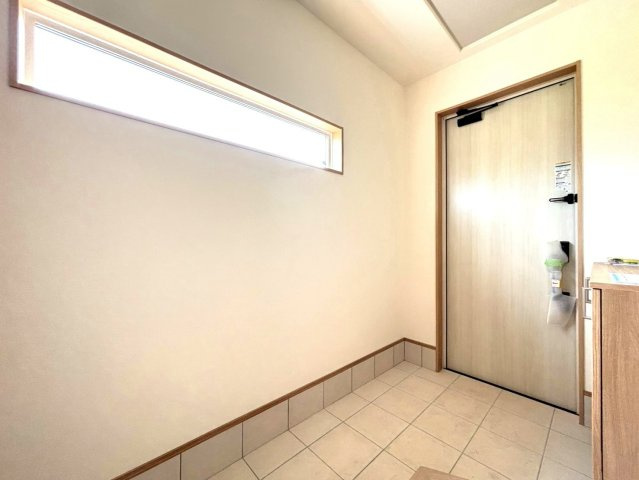 【商談中】新築戸建　瑞穂市中原　全3区画分譲の玄関|大容量のシューズ収納付きで玄関周りもすっきり！玄関ドアからの光が玄関ホールを明るくしてくれます。